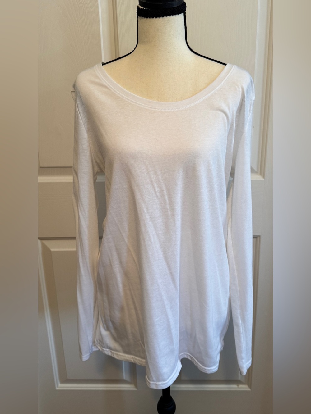 No Boundaries White Long Sleeve Scoop Neck Tee